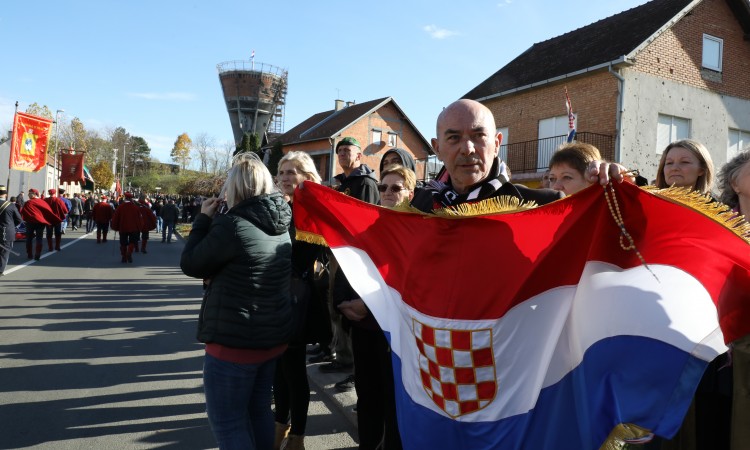 Kolona sjećanja dostojanstveno prolazi ulicama Vukovara