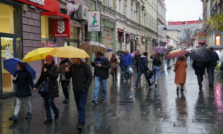 U BiH oblačno s kišom, od sredine dana razvedravanje