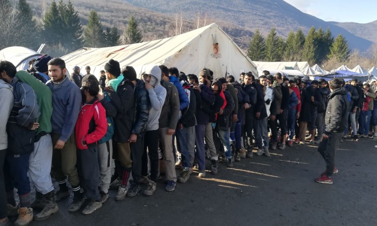 Migranti još uvijek na Vučjaku, ali počeli prihvatati ponuđene obroke