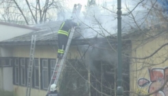 Tuzla: Gorio napušteni objekat u blizini Muzeja Istočne Bosne