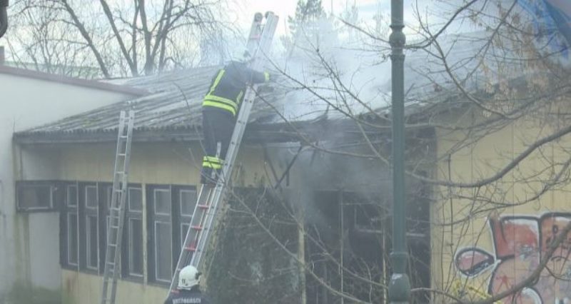 Tuzla: Gorio napušteni objekat u blizini Muzeja Istočne Bosne