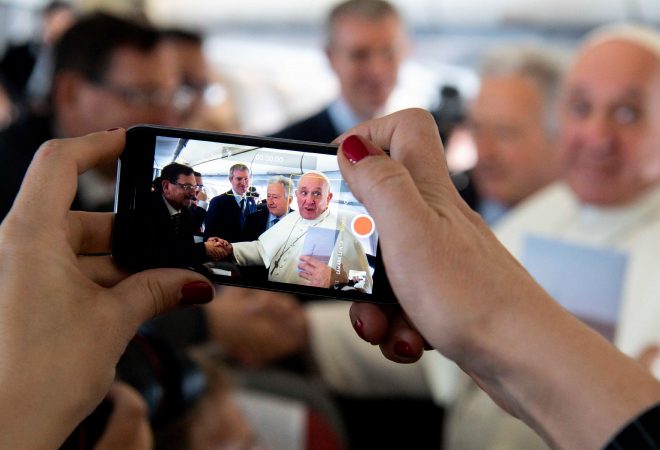 Papa Franjo pozvao ljude da ostave mobitele za vrijeme obroka i razgovaraju