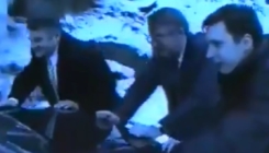 Objavljen video: Pogledajte Vučića i Šešelja kako guraju auto 1996. godine