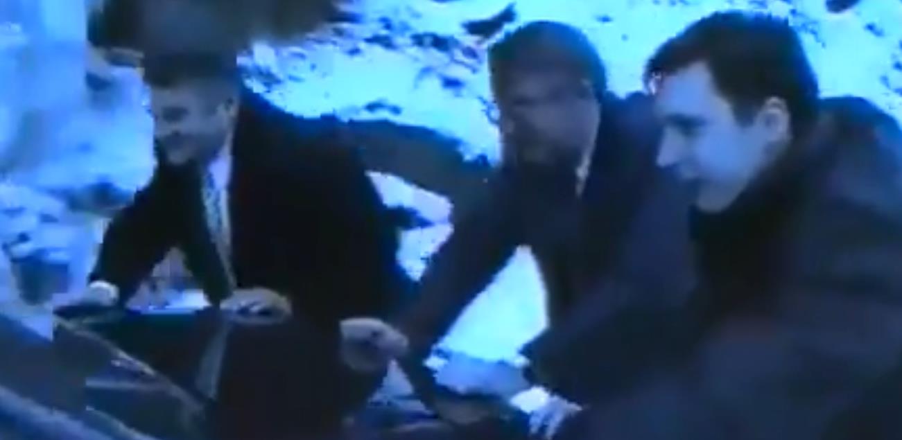 Objavljen video: Pogledajte Vučića i Šešelja kako guraju auto 1996. godine