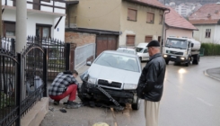 Tuzla: Izgubila kontrolu nad vozilom i udarila u ogradu kuće u Hendku