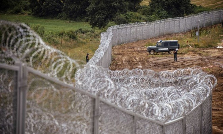 Mađarski policajac ispalio tri hica upozorenja na migrante