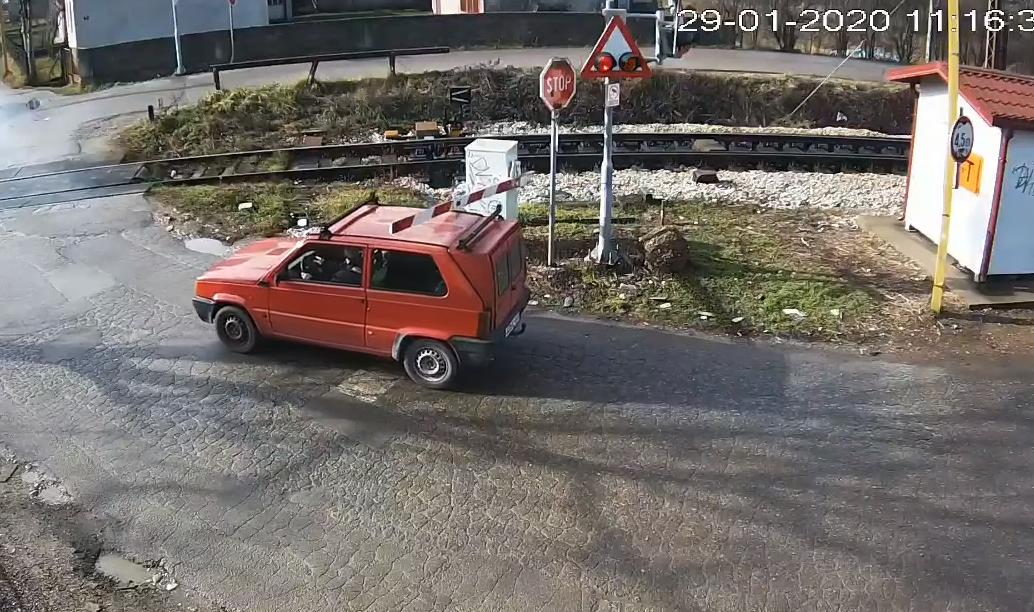 Novi snimak sa pružnog prijelaza u Banjaluci: Nakon što je u petak polomljen, neodgovorni vozač polomio novi branik