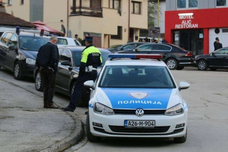 U haustoru pronađena napuštena beba, policajci je grijali do dolaska hitne