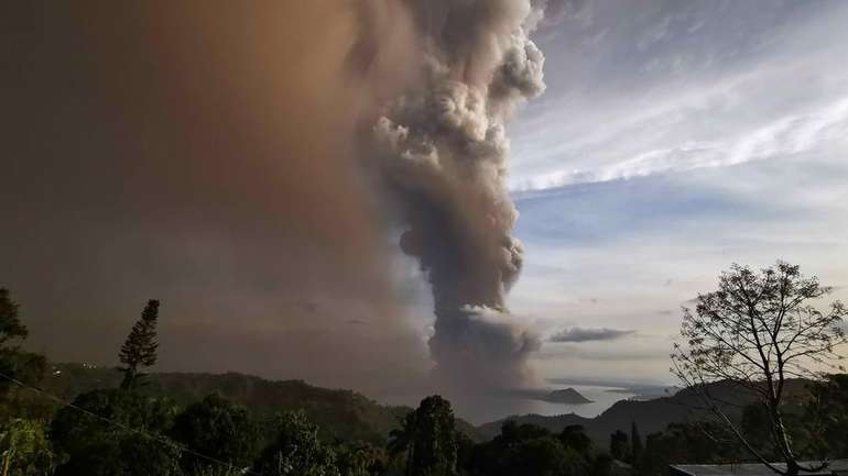 Vulkan na Filipinima izbacuje paru i pepeo: Prijeti erupcija koja može izazvati cunami