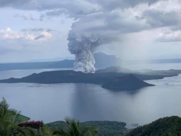 Mali filipinski vulkan izbacuje kilometar uvis paru i pepeo, mještani bježe