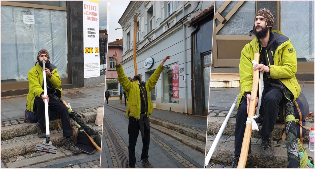 Tuzla: Putujući muzičar svirajući na cijevi od usisavača zabavljao prolaznike (VIDEO)