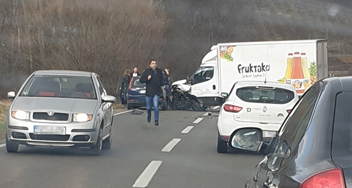 Saobraćajka na putu Bijeljina – Tuzla: Dijete teško povrijeđeno u sudaru kamiona i automobila