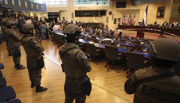 Naoružani policajci i vojnici ušli u parlament tražeći da vlast digne kredit