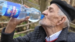 Navika od djetinstva: 87-godišnji Mustafa Imamović dnevno pije deset litara vode