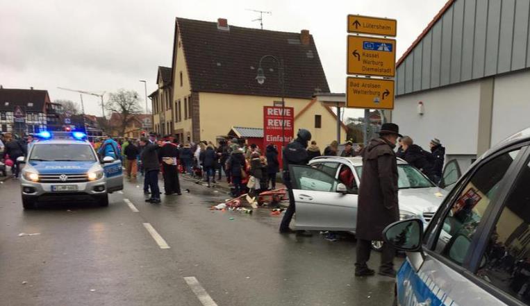 Užas u Njemačkoj: Automobilom se zabio u karnevalsku paradu