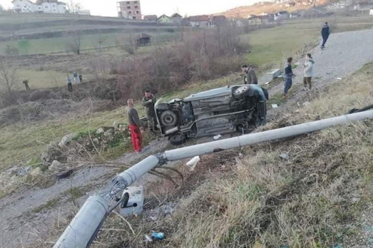 Poginuo mladić, stub od udara prepolovljen