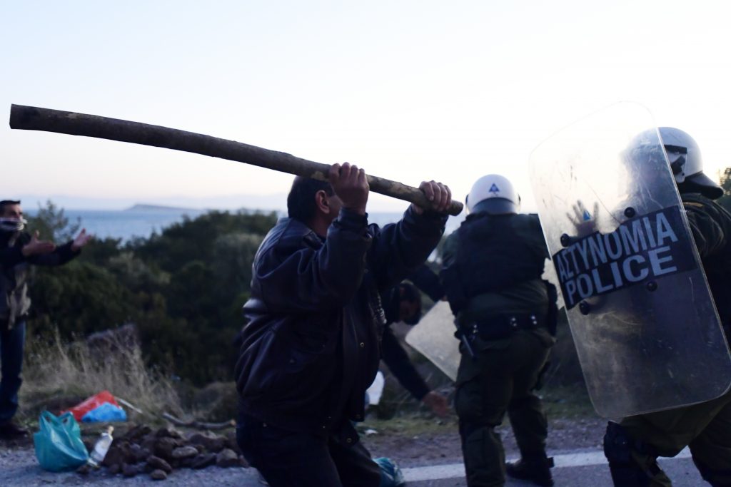 Grčka: Na otocima sukobi policije i lokalnog stanovništva zbog izgradnje novih kampova za migrante