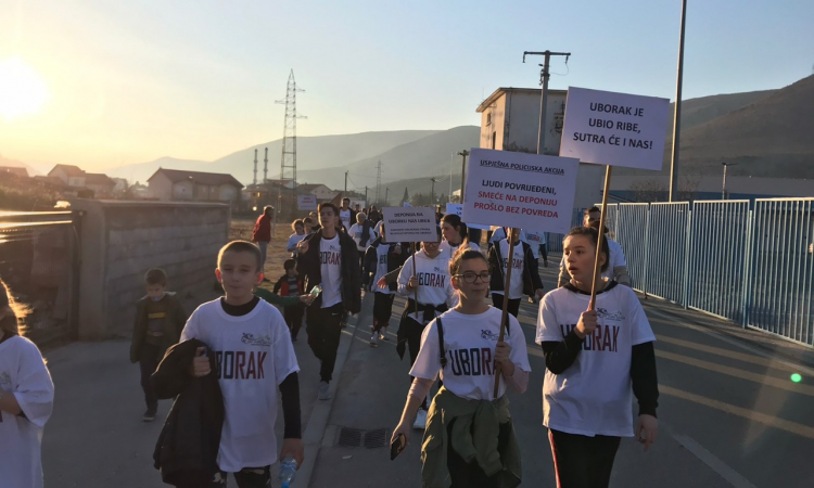 Građani na protestnoj šetnji: Uborak je ubio ribe, sutra će i nas