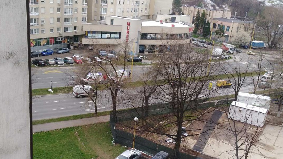 Tuzla: Vozač preminuo u automobilu tokom vožnje