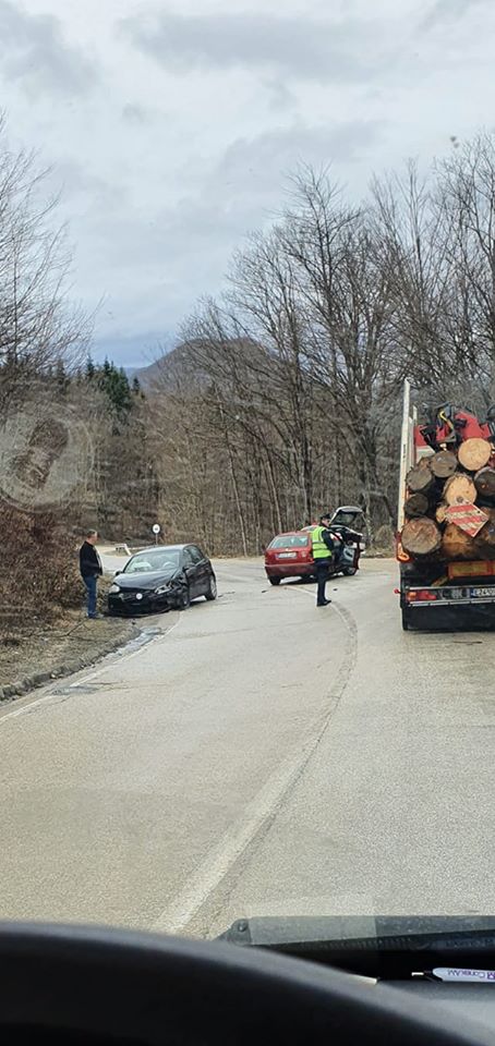 U saobraćajnoj nezgodi na putnom pravcu Kladanj – Živinice tri osobe povrijeđene