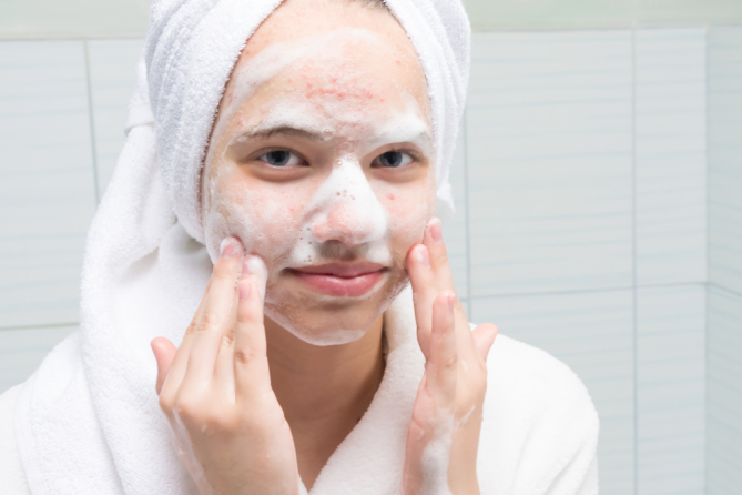Stručnjakinja za njegu kože otkrila koje greške pravimo tokom čišćenja lica