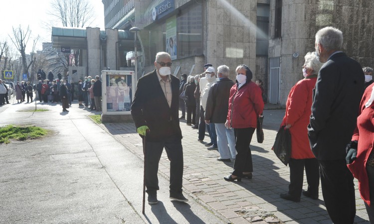 Počinje isplata aprilske penzije u FBiH: Pročitajte od koliko sati sutra banke rade sa penzionerima