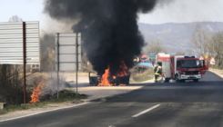 Automobil se zapalio tokom vožnje na magistralnom putu Doboj-Maglaj