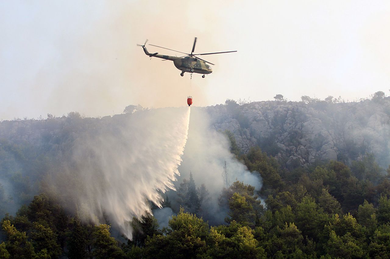 Vlada FBiH planira kupiti dva air tractora i dva helikoptera za gašenje požara