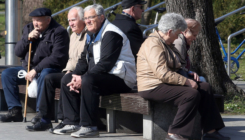 U Srbiji od utorka stariji od 65 godina moći će da idu u šetnju tri puta sedmično