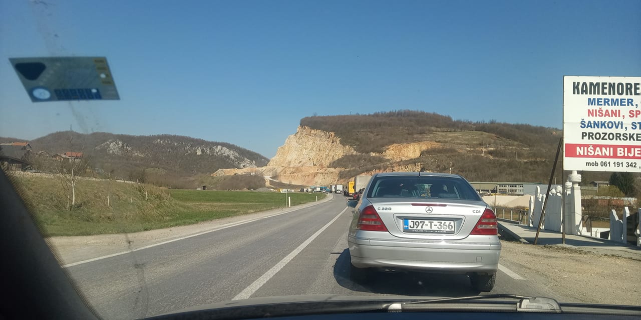 Normalizovan saobraćaj nakon uviđaja zbog nezgode na magistralnom putu Tinja – Srebrenik