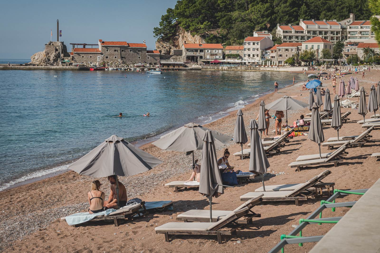 U Crnoj Gori od danas plaže i kafići, gužva pred prodavnicama