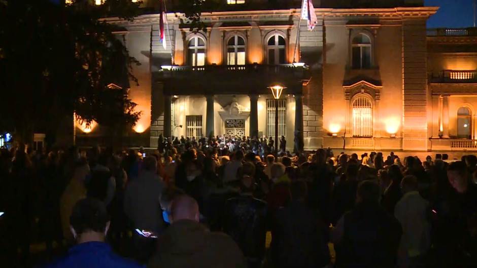 Protesti ispred Predsjedništva Srbije, građani opkolili zgradu, neki pokušali ući