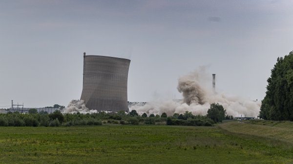 Raznesene rashladne kule nuklearne elektrane u Philippsburgu