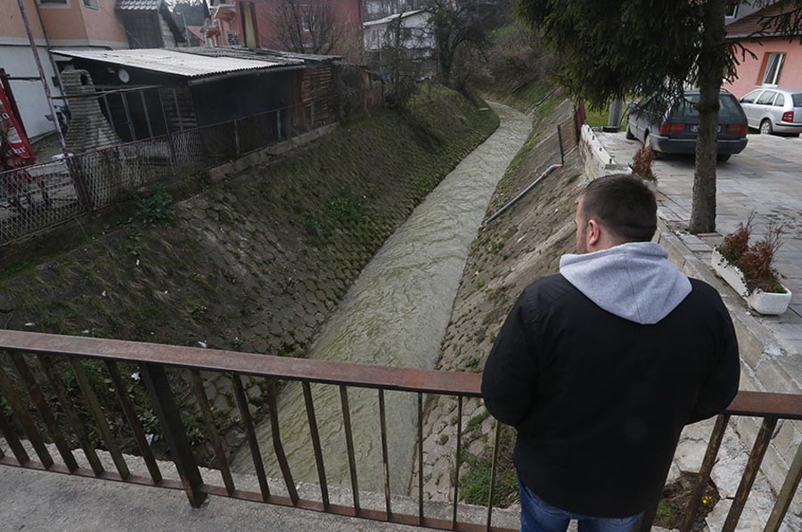 Policajci skočili u rijeku i spasili osobu od utapanja