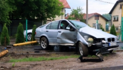 Tuzla: Izgubio kontrolu nad BMW-om i oborio stub ulične rasvjete