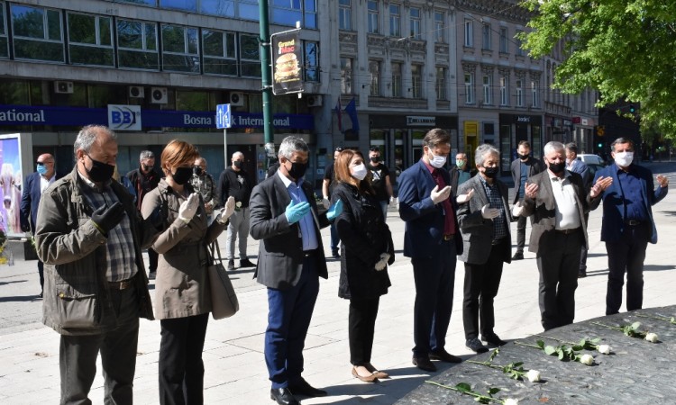 Položeno cvijeće i odata počast ubijenoj djeci opkoljenog Sarajeva