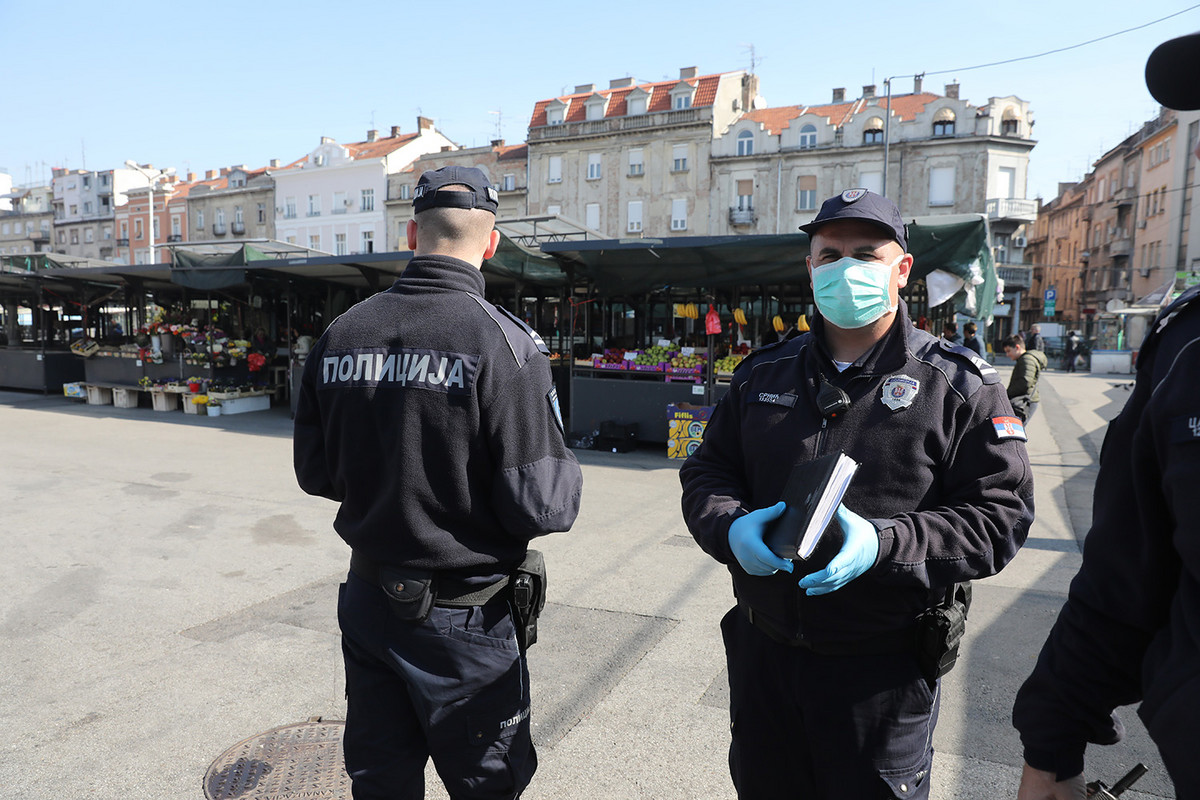 Muškarac skinuo masku i puhao u policajce: Prijetio im je da će ih zaraziti koronavirusom ako ga ne puste