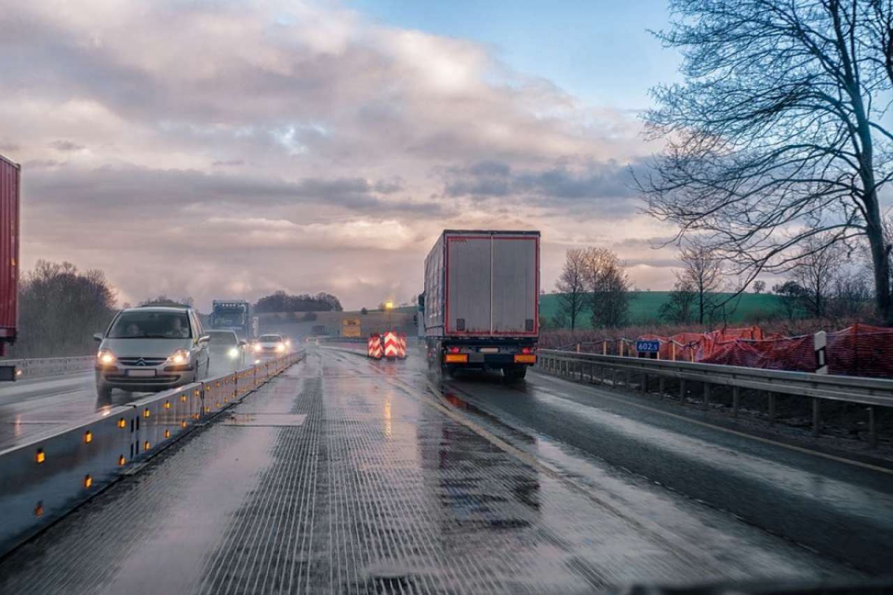 Zbog kiše i vode koja se zadržava na kolovozu saobraćaj otežan na većini puteva