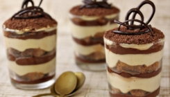 Specijalni tiramisu u čaši s kremom od kafe, čokolade i kokosa