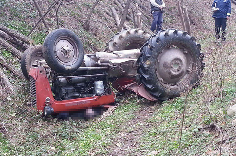 Tragedija kod Bosanskog Novog: Dječak poginuo prilikom prevrtanja traktora