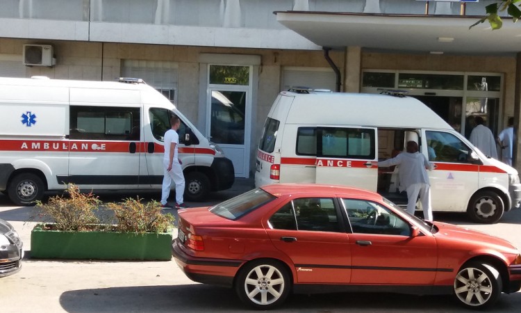 BMW-om sletio sa puta: Vozač zadržan liječenju u UKC-u Tuzla