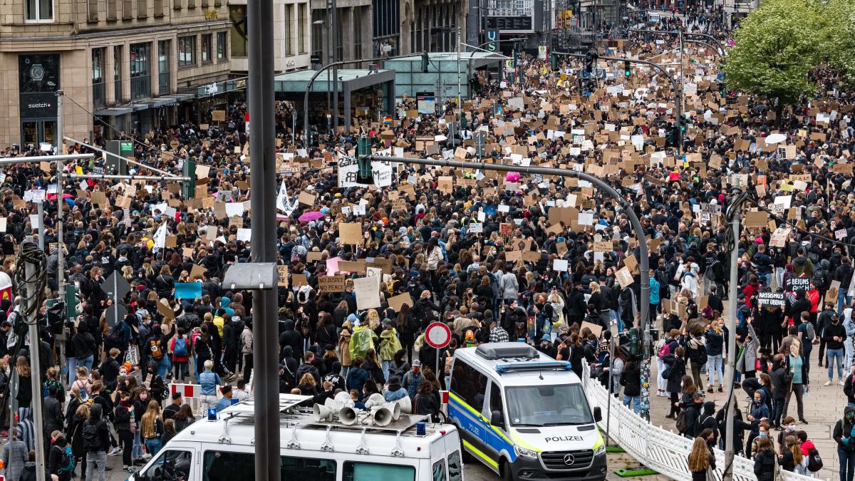 Protest u Njemačkoj prerastao u nasilje, policija koristila biber sprej