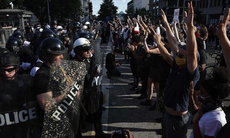 SAD: Policija prekomjerno upotrijebila silu, demonstrant u teškom stanju