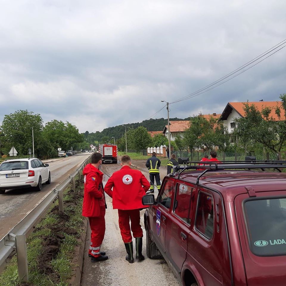 Volonteri Crvenog križa FBiH na terenu nakon poplava u Tuzlanskom kantonu