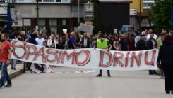 Pet do dvanaest: Goraždani protestvovali protiv izgradnje zidova na Drini