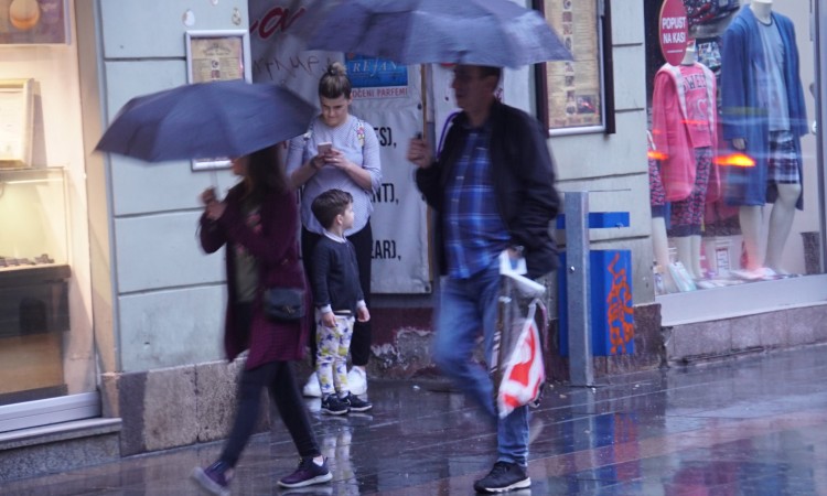 Poslijepodne i večeras s kišom, pljuskovima i grmljavinom u većini područja