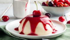 Napravite osvježavajuću zdravu panna cotta s višnjama