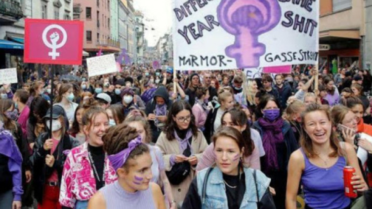 Švicarske žene na protestu zbog porodičnog nasilja i razlike u plaćama