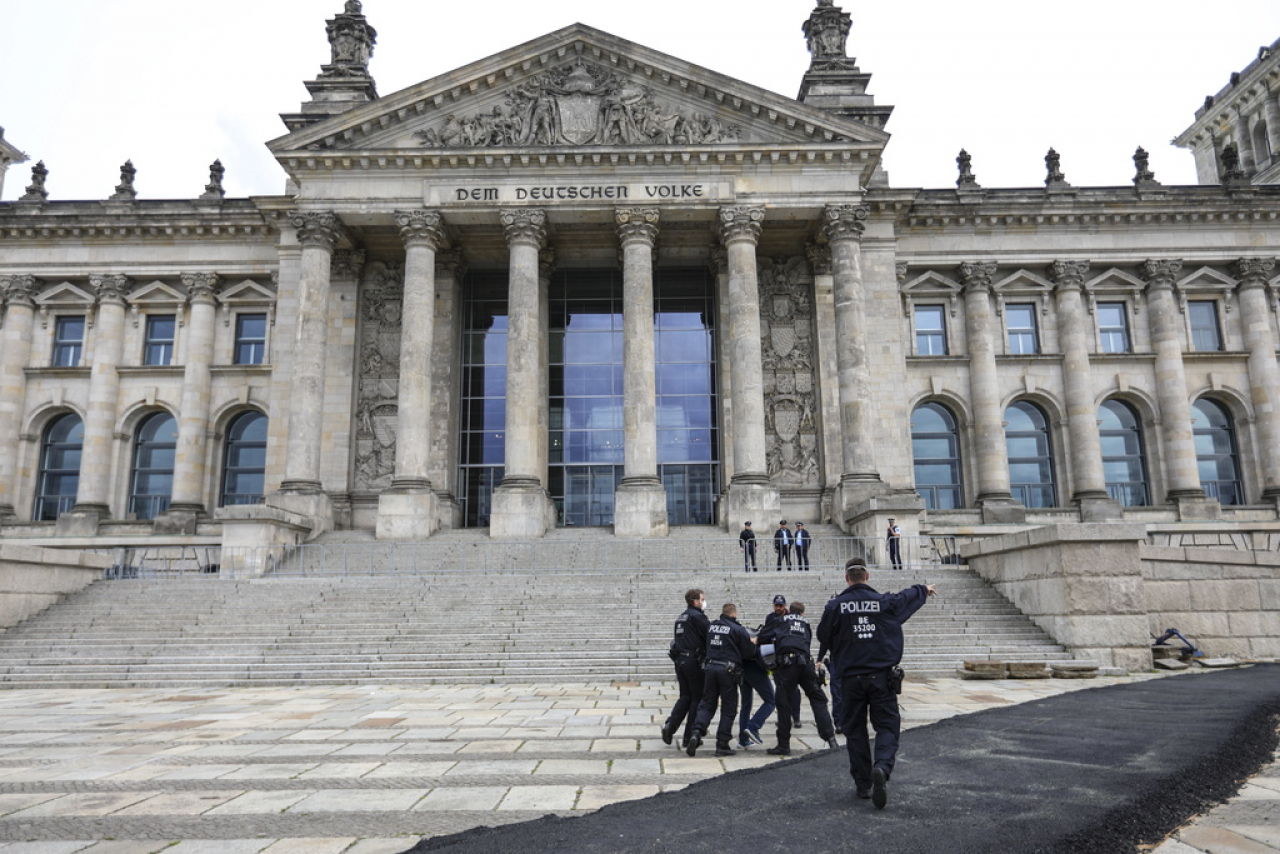 Nepoznate osobe pokušale zapaliti zgradu njemačkog parlamenta Bundestaga