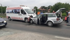 Živinice: Direktan sudar kombija i putničkog automobila